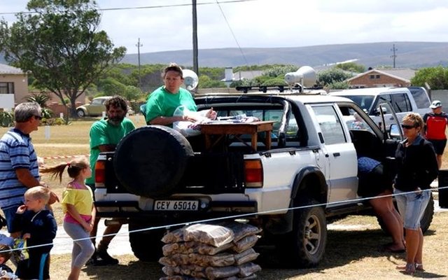 Die Organiseerders van die Fondsinsamelingsprojek: Deon en Tess de Kock. Die Gemeente leiers: Ds Deon en Linda Kloppers.